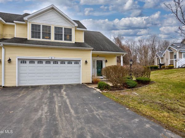 6 Robins Nest, Niskayuna, NY 12309