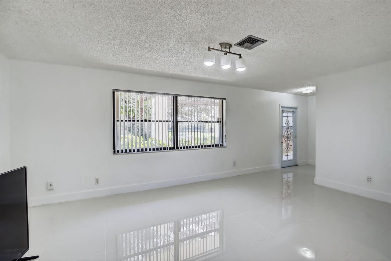 8201 SW 57th Street, Davie, FL 33328 Photo