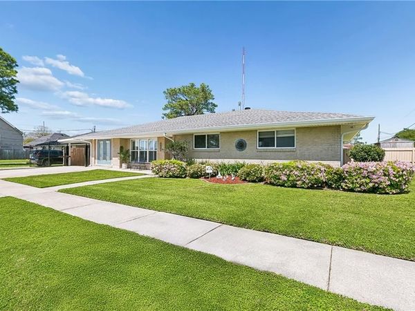 421 E ST JEAN BAPTIST Street , Chalmette, LA 70043