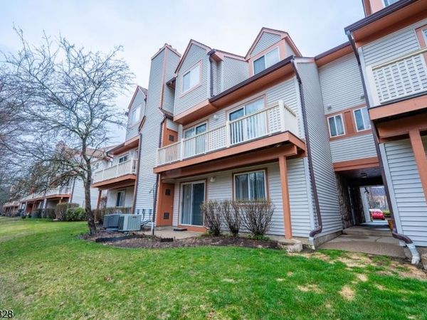 50 Woods Edge Dr, Roxbury, NJ 07876