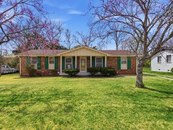 2713 Edge O Lake Dr, Nashville, TN 37217