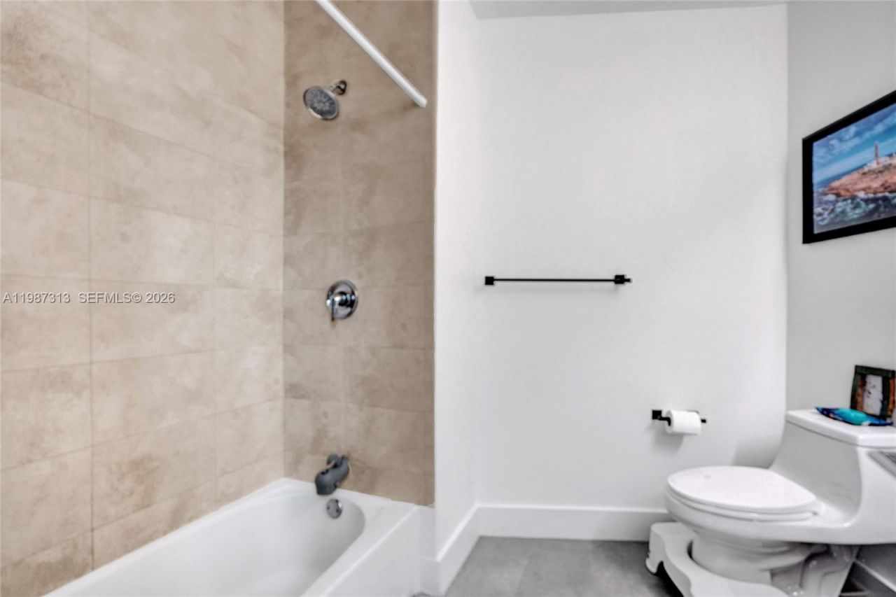 1900 N Bayshore Dr, Unit 816, Miami, FL 33132 Photo