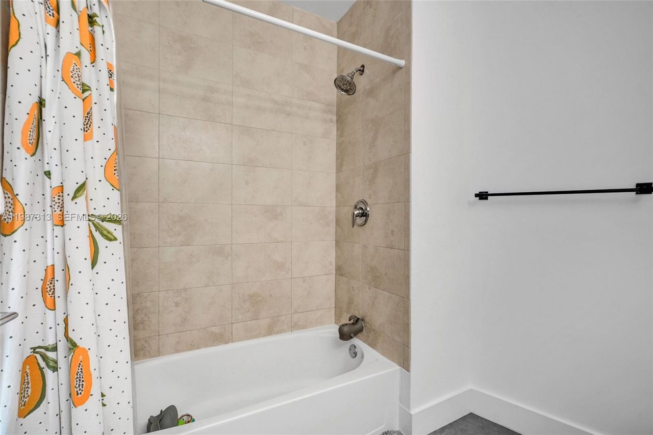 1900 N Bayshore Dr, Unit 816, Miami, FL 33132 Photo