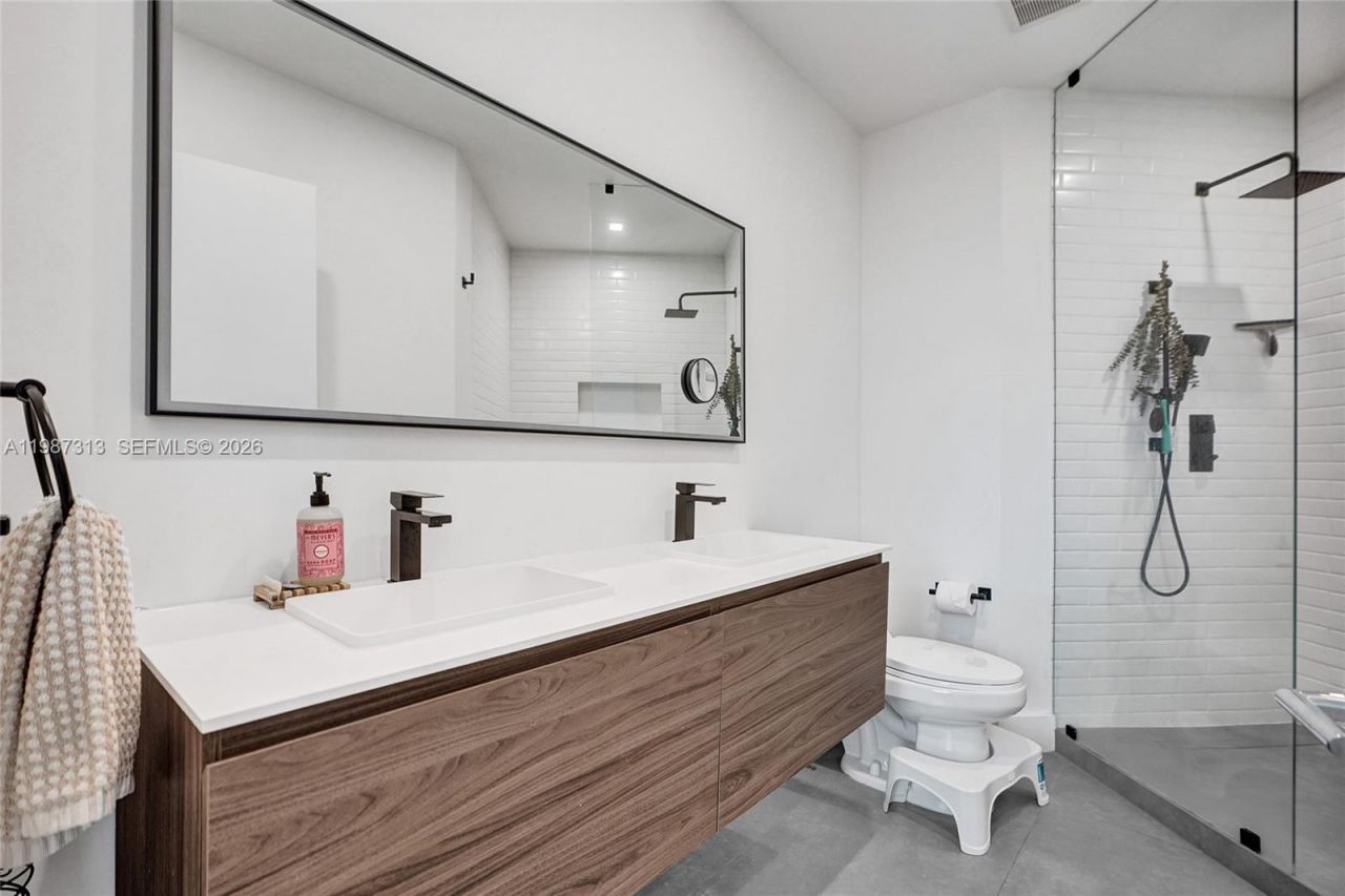 1900 N Bayshore Dr, Unit 816, Miami, FL 33132 Photo