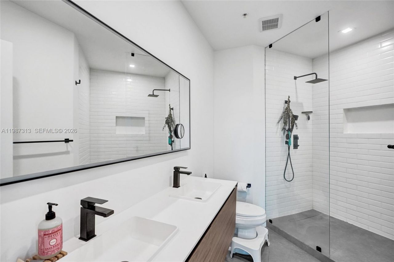 1900 N Bayshore Dr, Unit 816, Miami, FL 33132 Photo