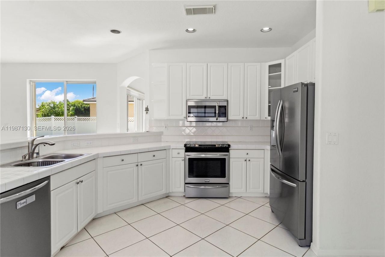 2327 NW 187th Ave , Pembroke Pines, FL 33029 Photo