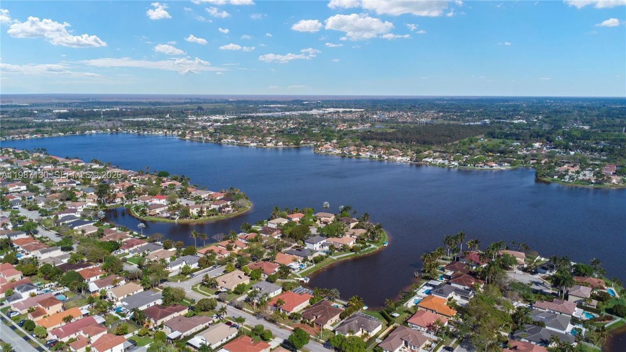 2327 NW 187th Ave , Pembroke Pines, FL 33029 Photo