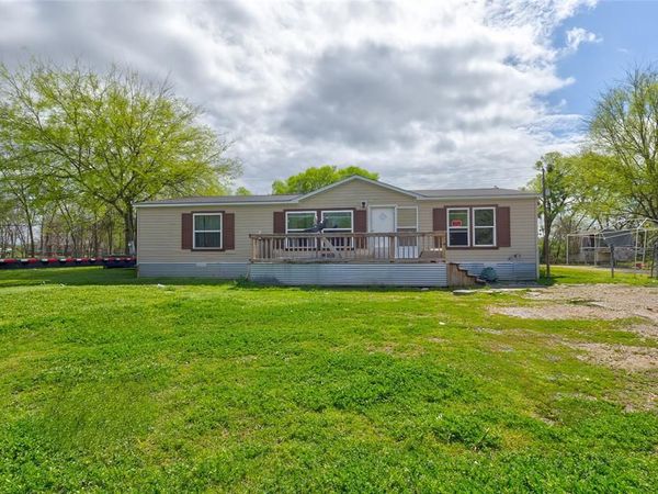 269 E Golden Oaks Drive, Mabank, TX 75156