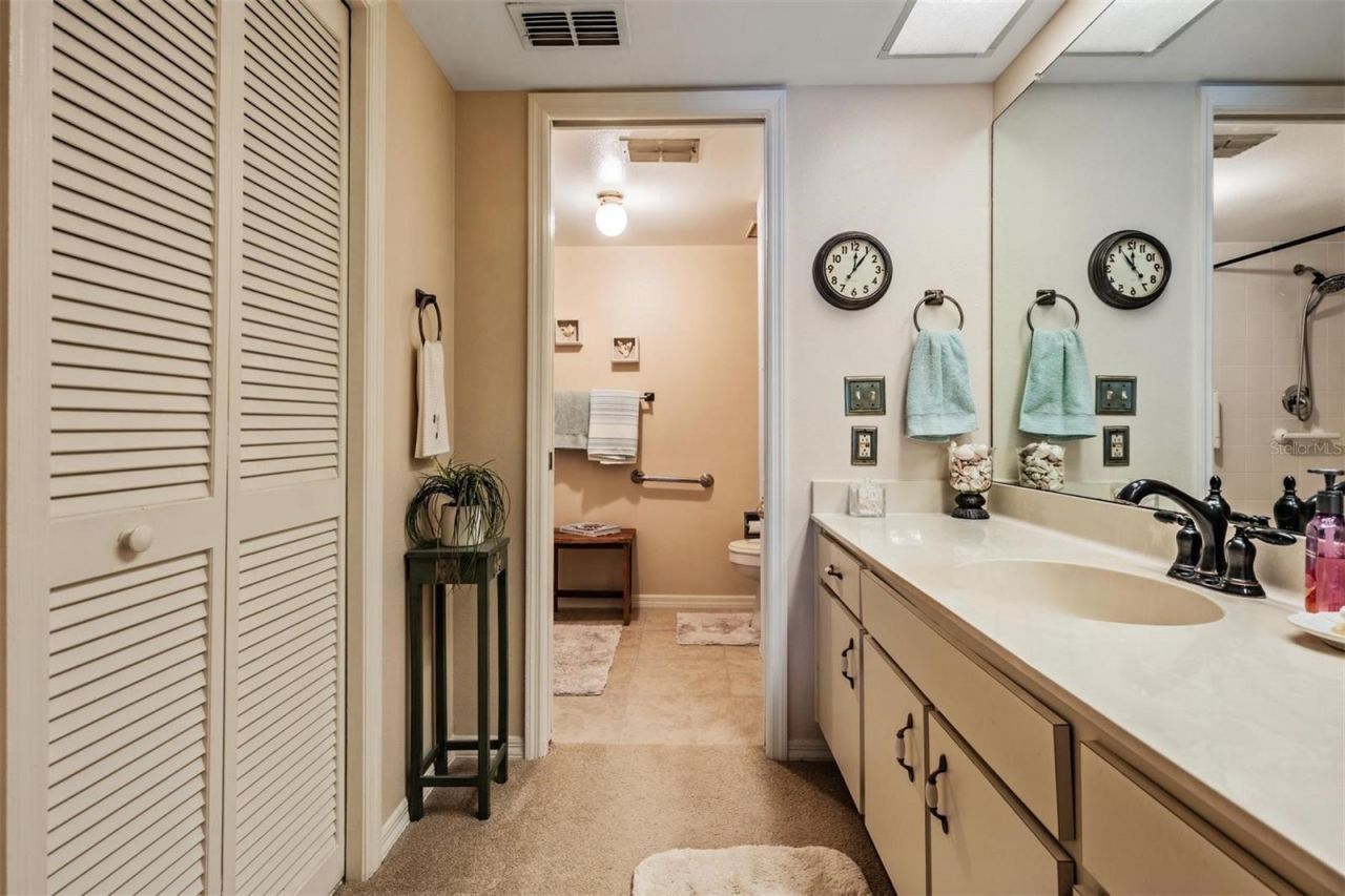 2070 Lakeview Drive, Unit 204, Clearwater, FL 33763 Photo