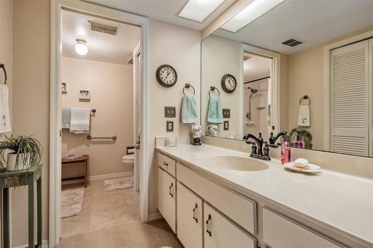 2070 Lakeview Drive, Unit 204, Clearwater, FL 33763 Photo