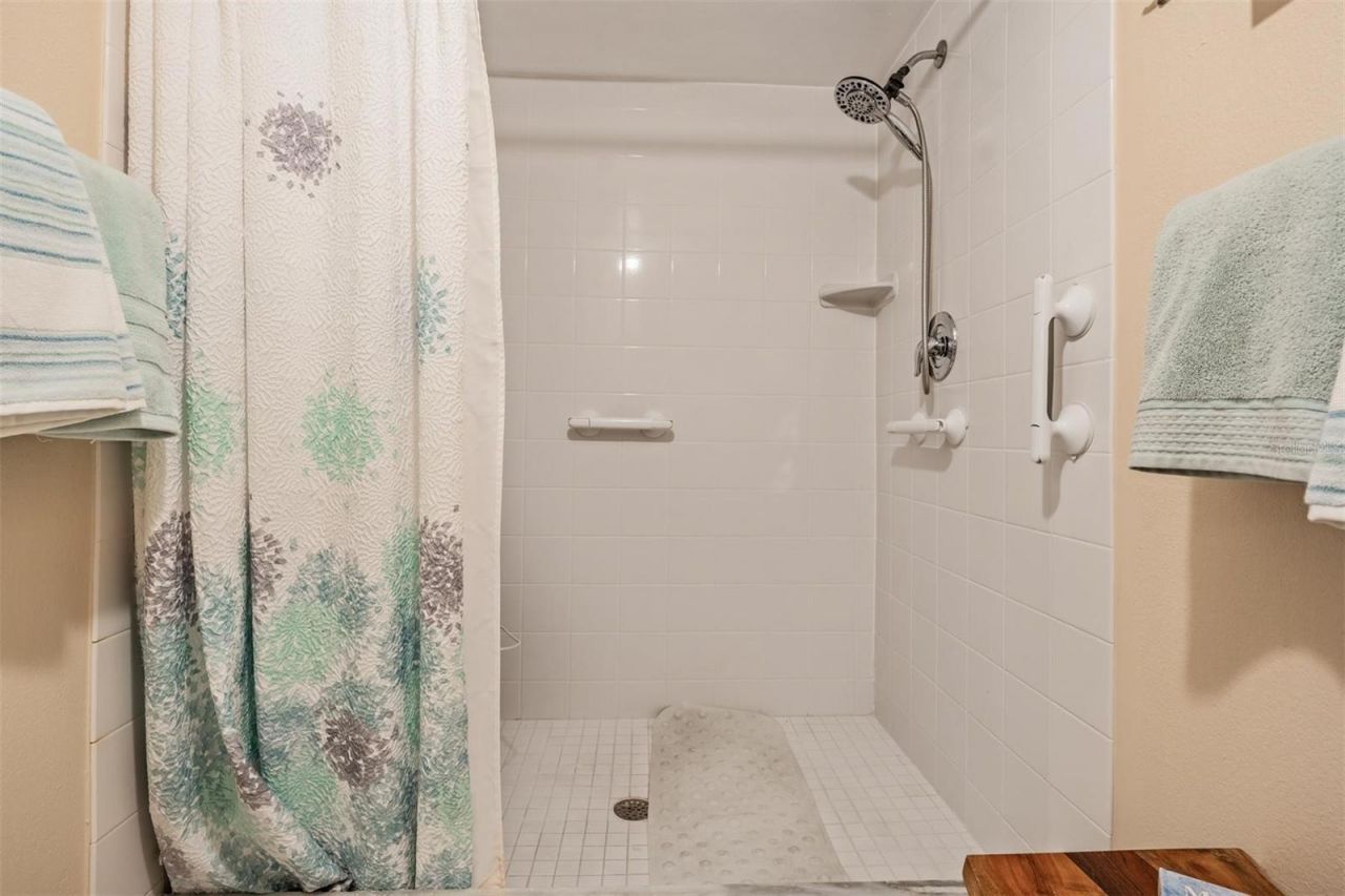 2070 Lakeview Drive, Unit 204, Clearwater, FL 33763 Photo