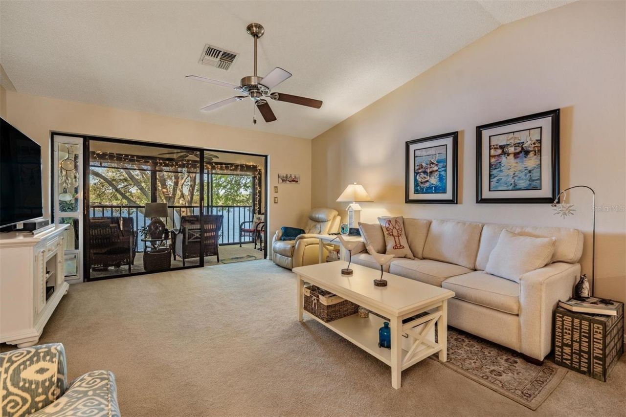 2070 Lakeview Drive, Unit 204, Clearwater, FL 33763 Photo
