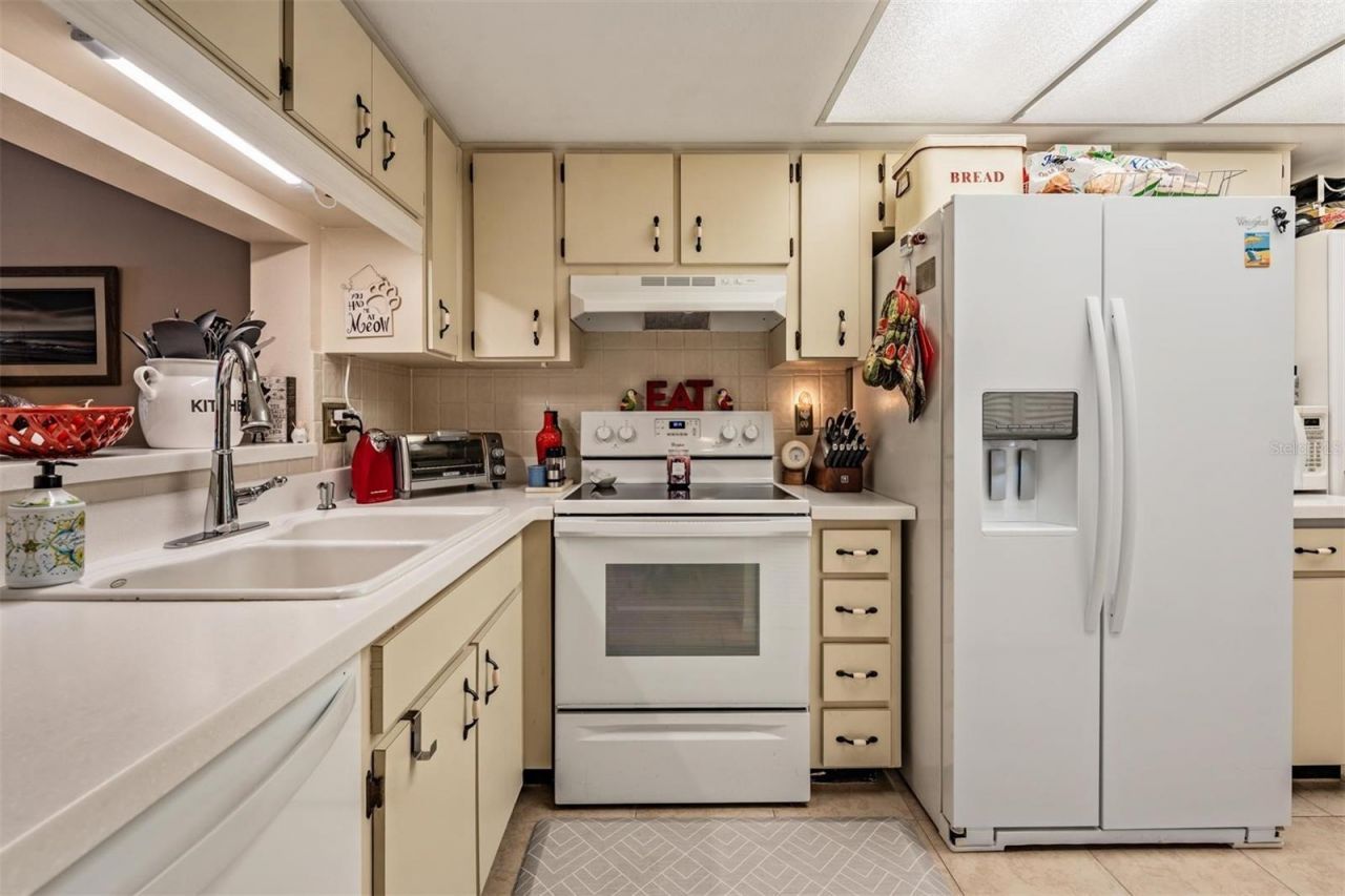 2070 Lakeview Drive, Unit 204, Clearwater, FL 33763 Photo