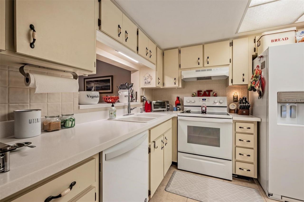 2070 Lakeview Drive, Unit 204, Clearwater, FL 33763 Photo