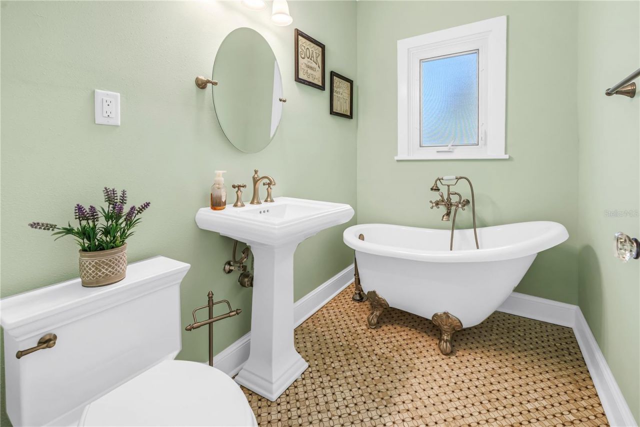 2410 Coffee Pot Boulevard Ne, Saint Petersburg, FL 33704 Photo