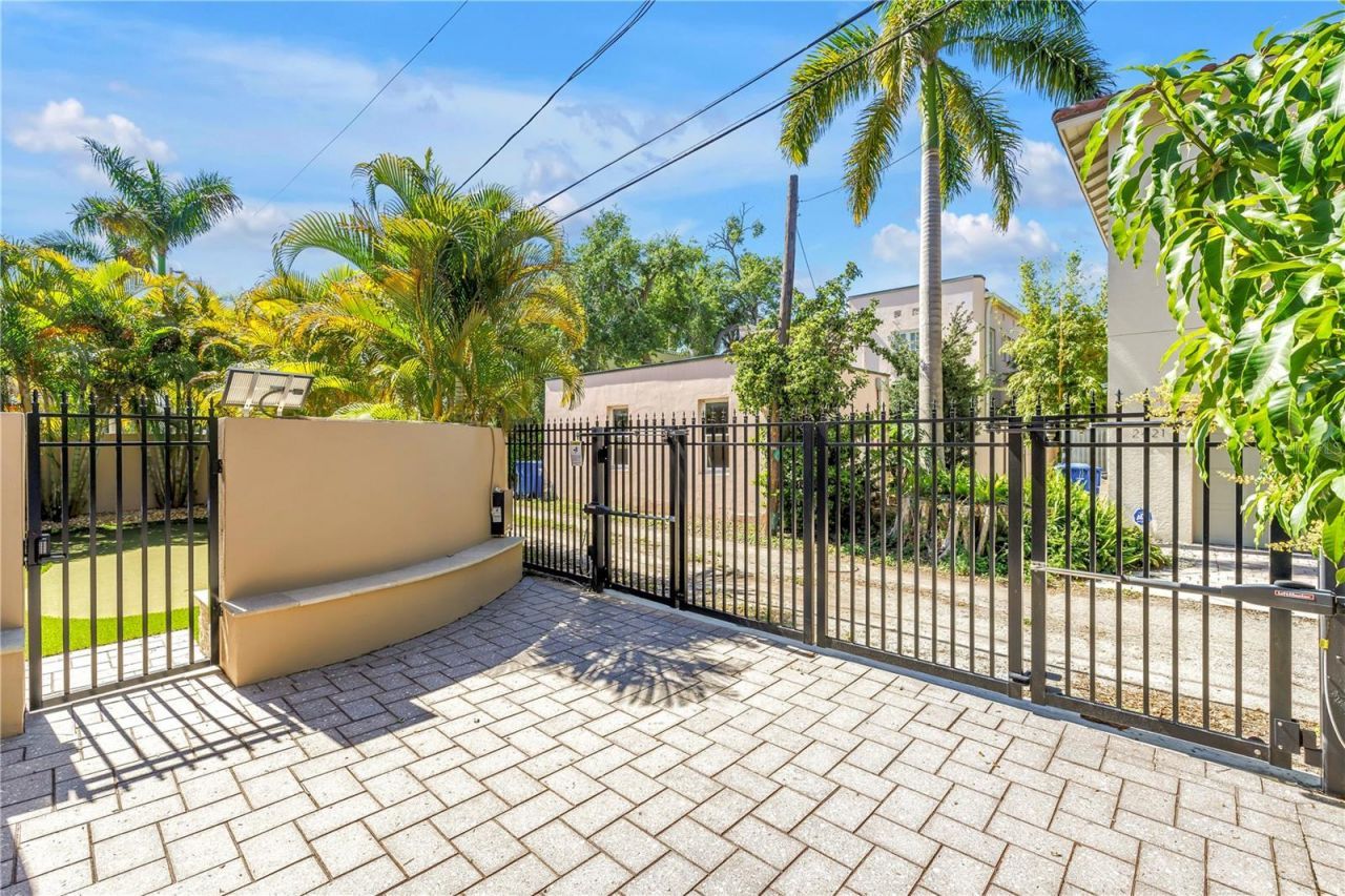 2410 Coffee Pot Boulevard Ne, Saint Petersburg, FL 33704 Photo