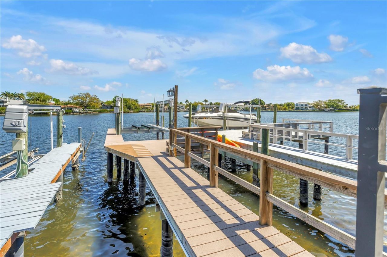 2410 Coffee Pot Boulevard Ne, Saint Petersburg, FL 33704 Photo