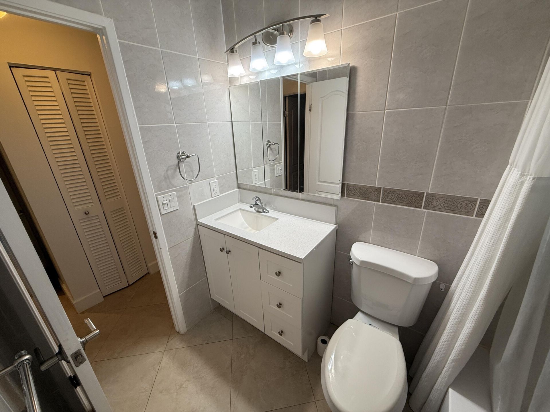 300 NE 14th Avenue, Unit 411, Hallandale Beach, FL 33009 Photo