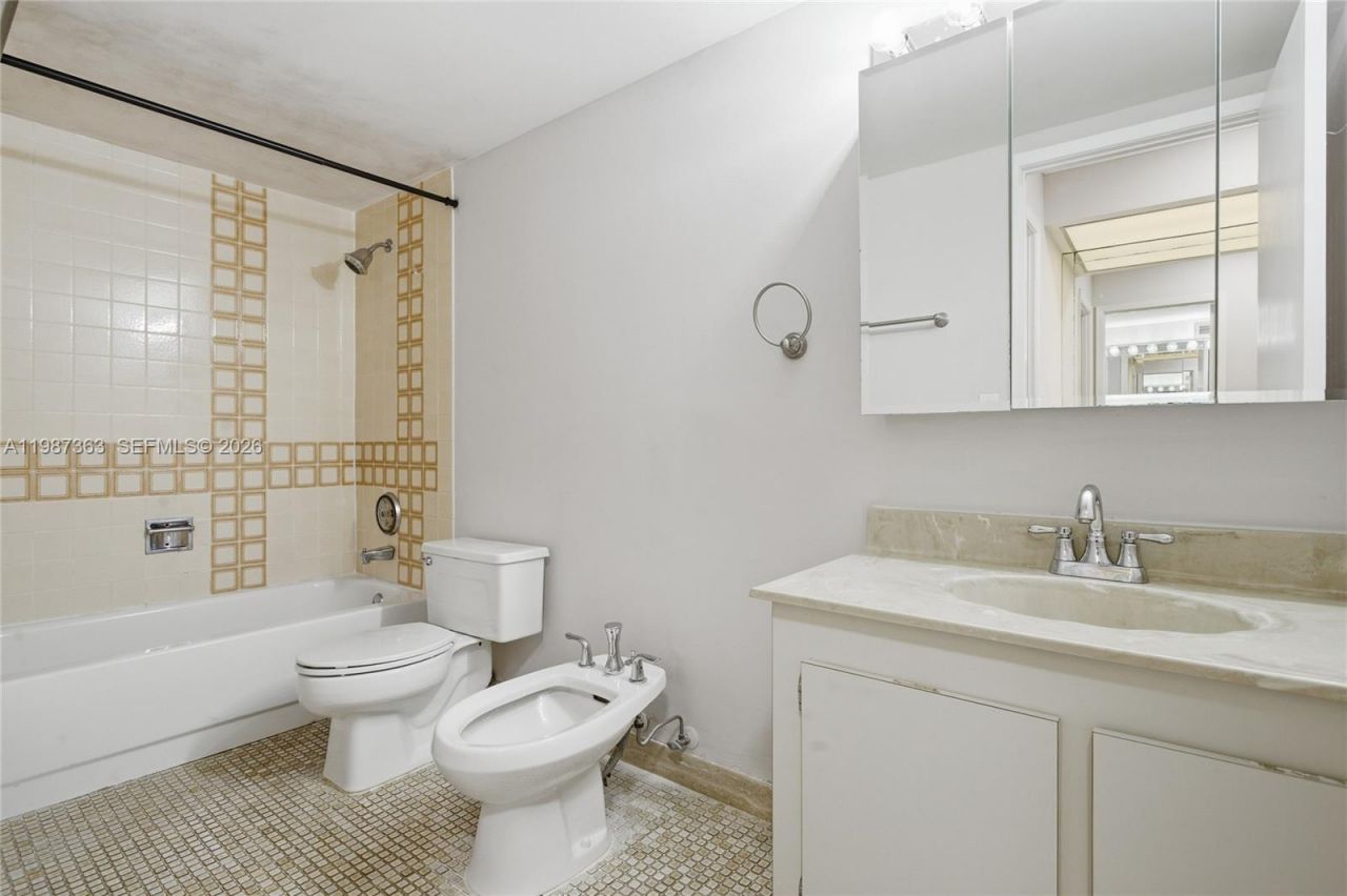 2500 Parkview Dr, Unit 415, Hallandale Beach, FL 33009 Photo