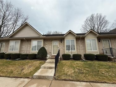 30800 Plum Lane Drive, Madison Heights, MI 48071