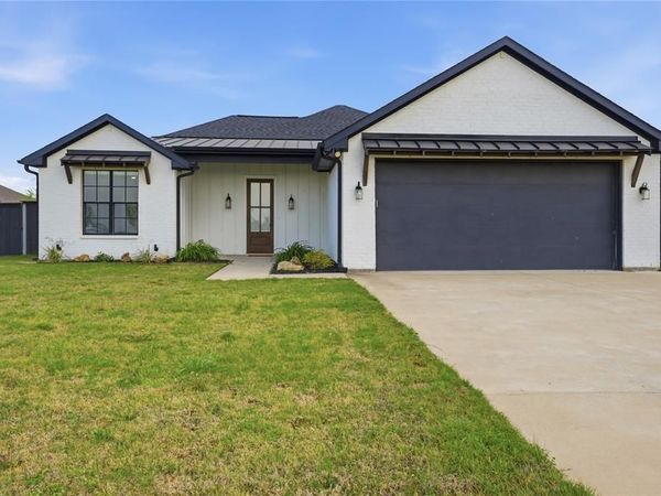 314 W James Street, Mabank, TX 75147