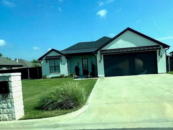 314 W James Street , Mabank, TX 75147