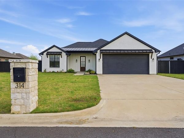 314 W James Street, Mabank, TX 75147