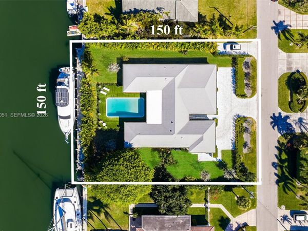 424 Alamanda Dr, Hallandale Beach, FL 33009