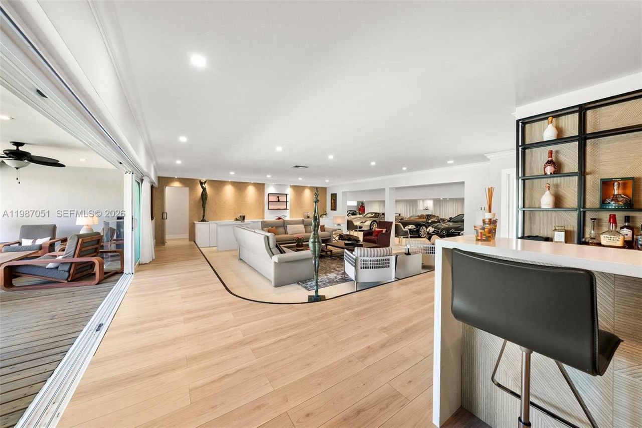 424 Alamanda Dr , Hallandale Beach, FL 33009 Photo