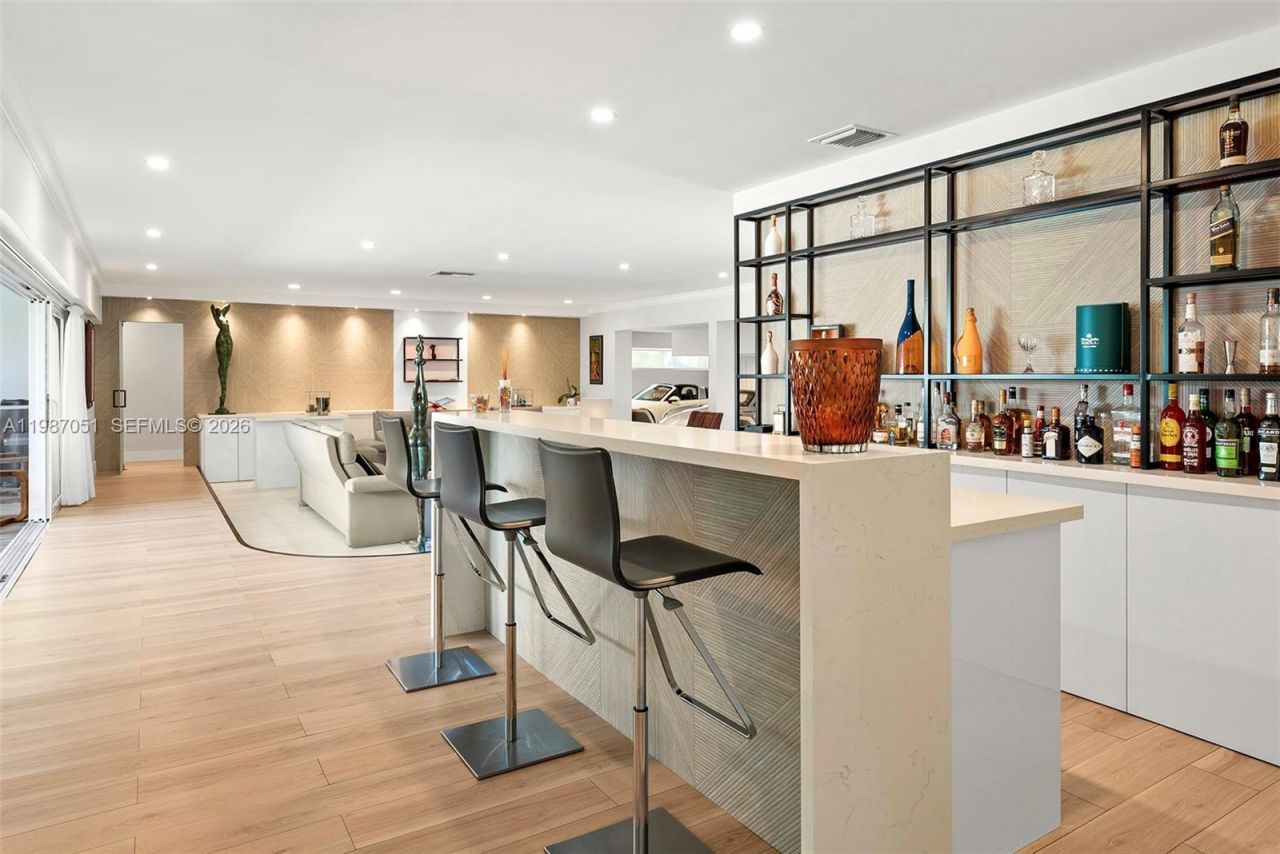 424 Alamanda Dr , Hallandale Beach, FL 33009 Photo