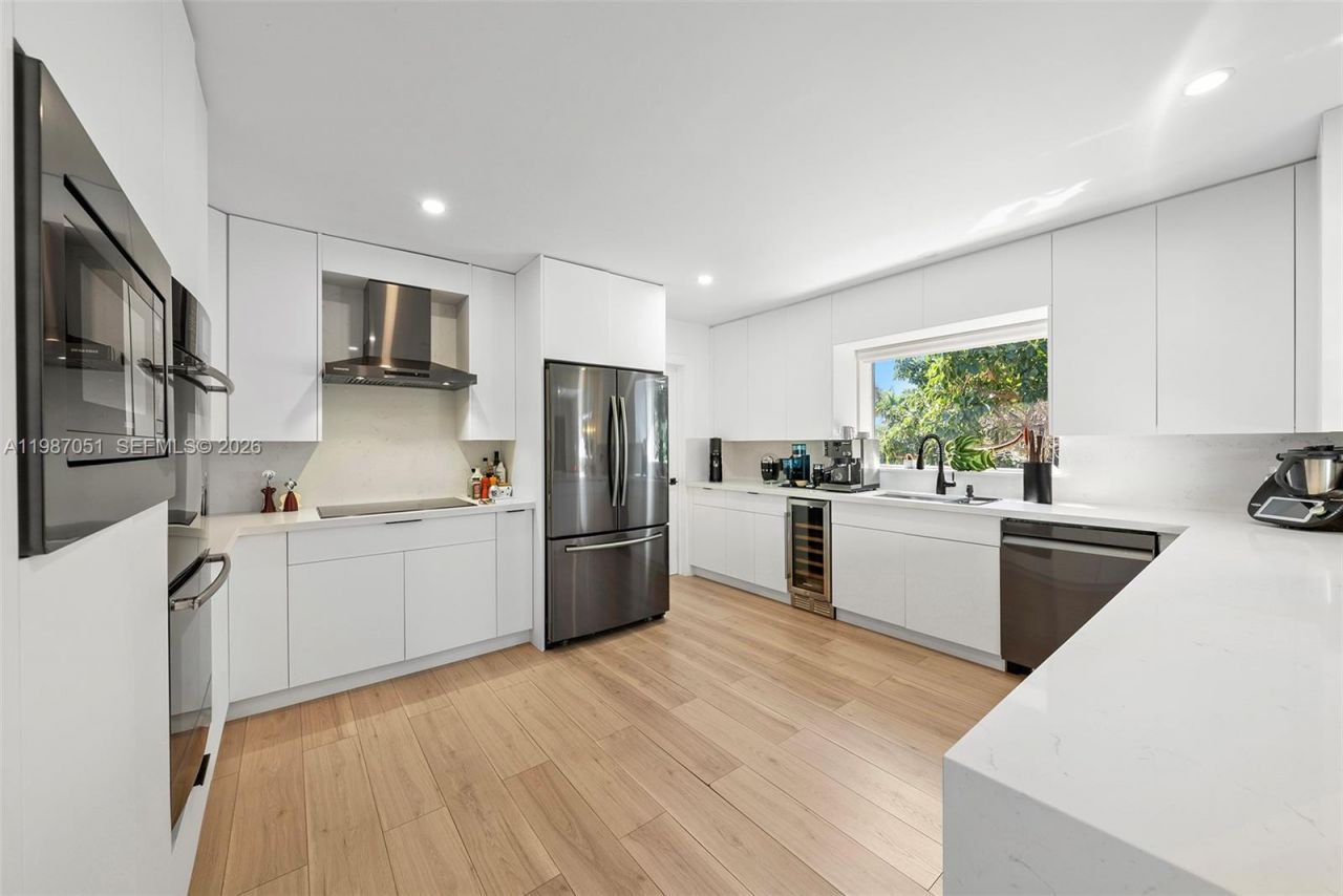 424 Alamanda Dr, Hallandale Beach, FL 33009 Photo