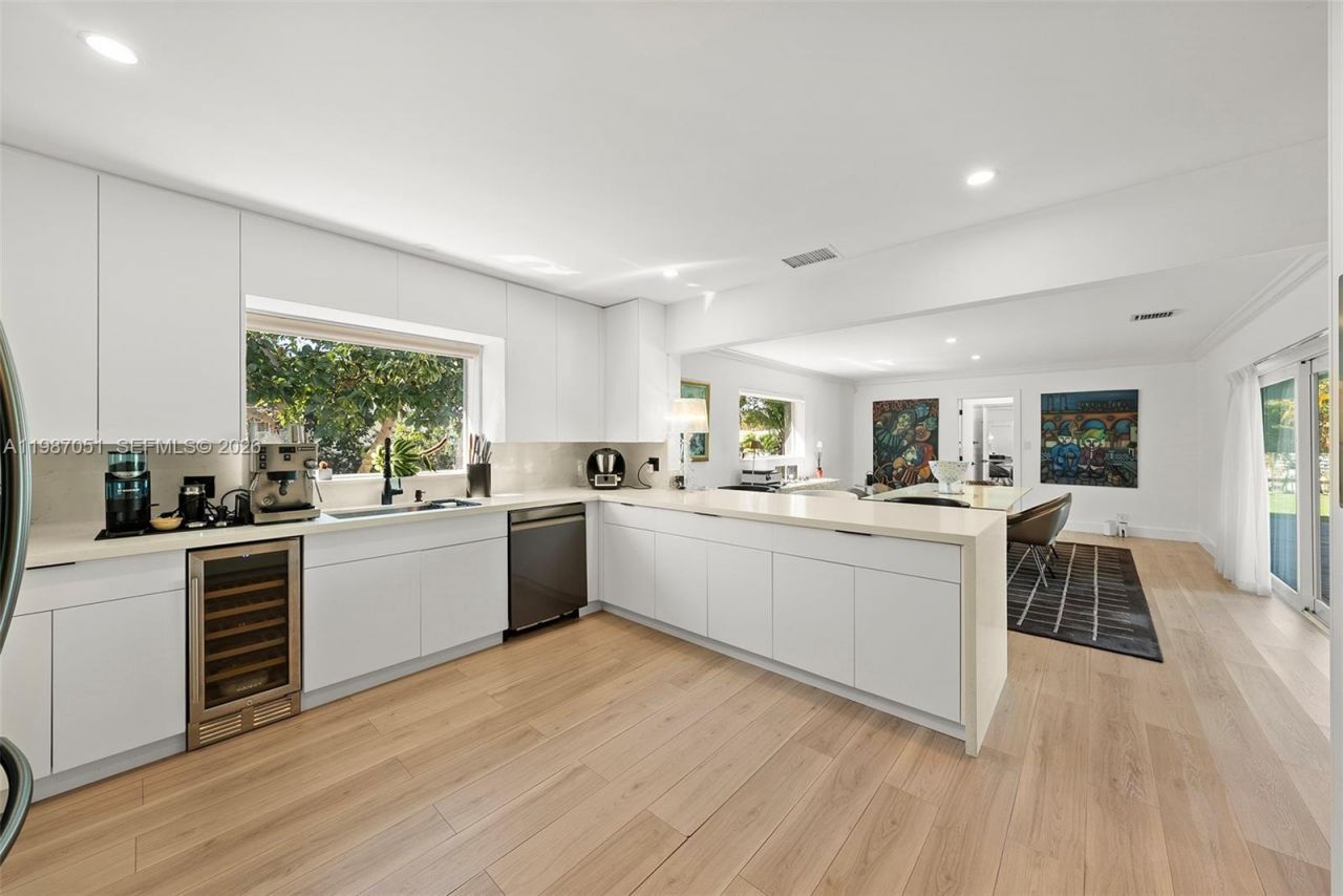 424 Alamanda Dr , Hallandale Beach, FL 33009 Photo