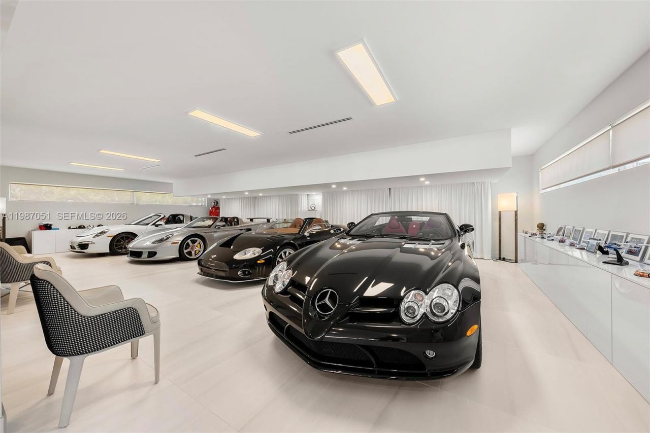 424 Alamanda Dr , Hallandale Beach, FL 33009 Photo