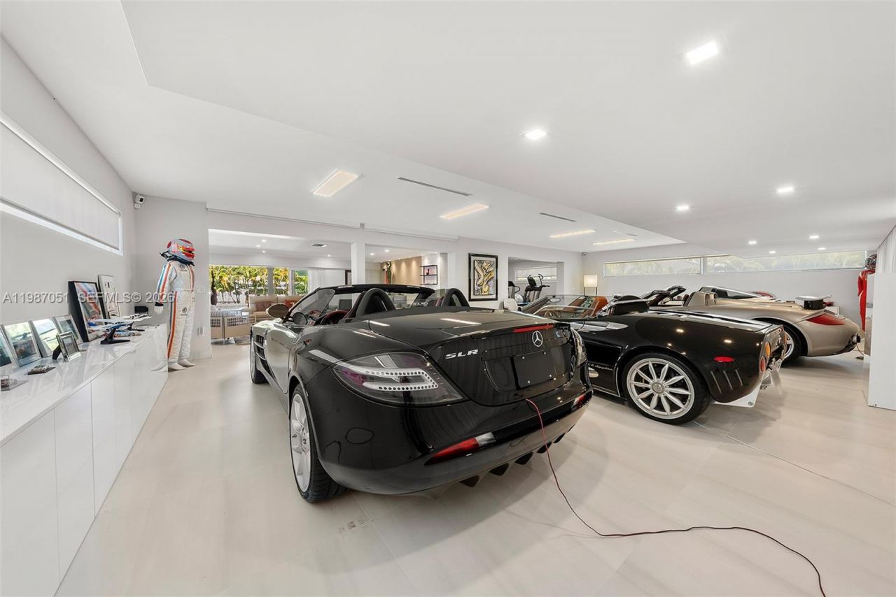 424 Alamanda Dr, Hallandale Beach, FL 33009 Photo