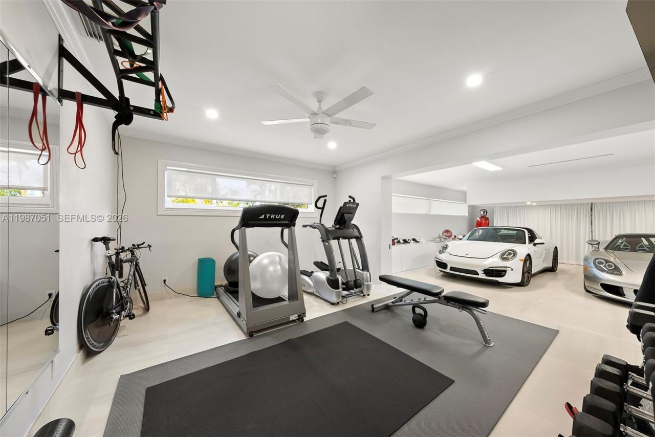 424 Alamanda Dr, Hallandale Beach, FL 33009 Photo