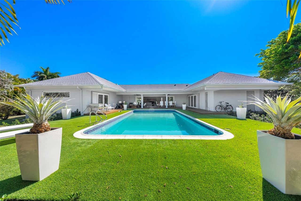 424 Alamanda Dr , Hallandale Beach, FL 33009 Photo