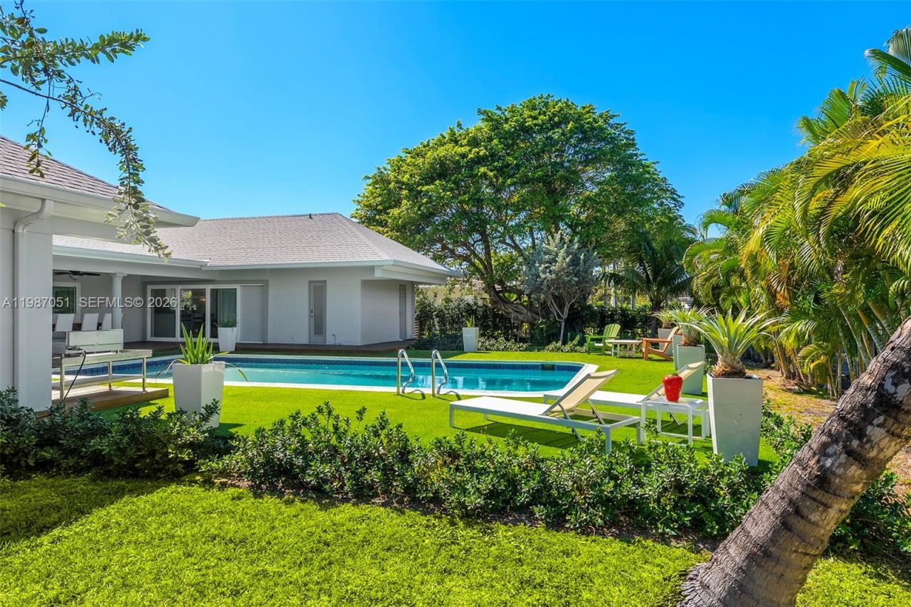 424 Alamanda Dr , Hallandale Beach, FL 33009 Photo