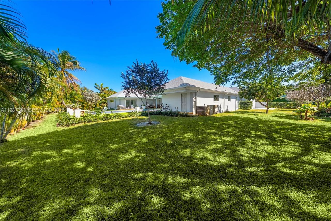 424 Alamanda Dr , Hallandale Beach, FL 33009 Photo