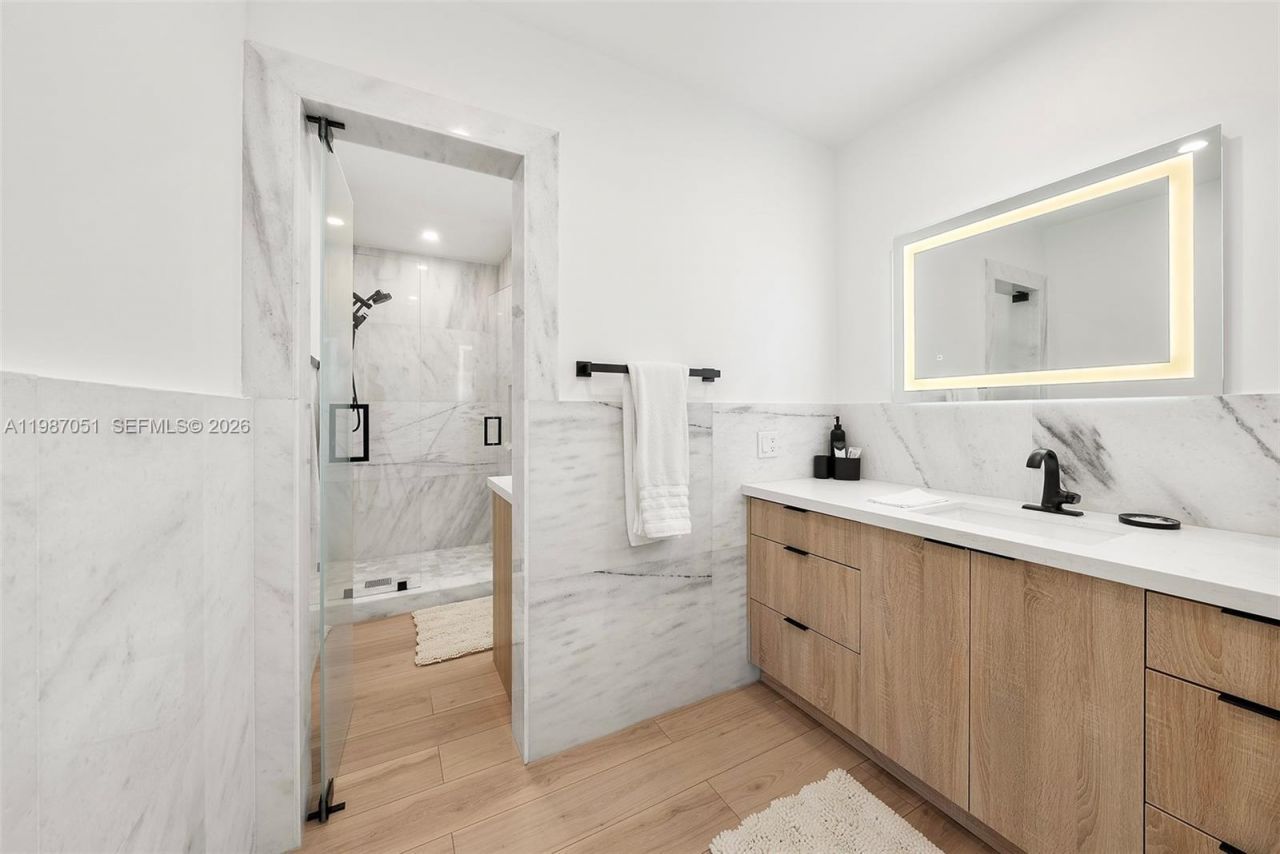 424 Alamanda Dr , Hallandale Beach, FL 33009 Photo