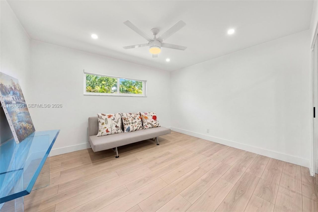 424 Alamanda Dr, Hallandale Beach, FL 33009 Photo