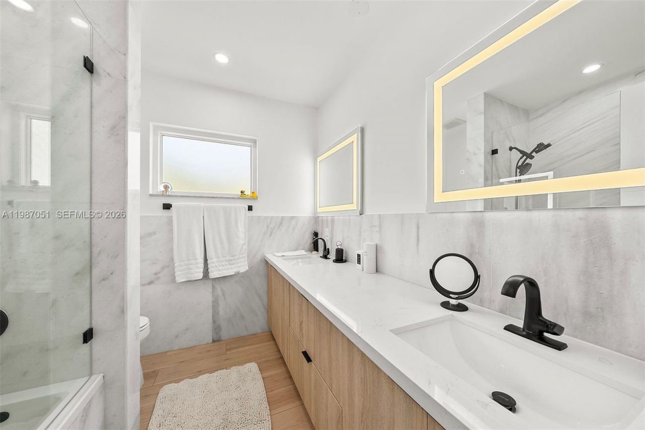 424 Alamanda Dr , Hallandale Beach, FL 33009 Photo