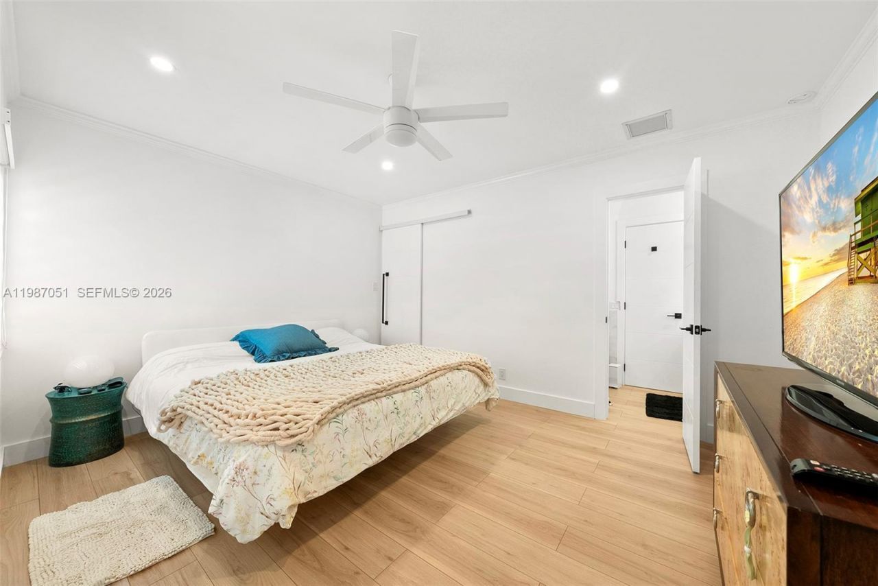 424 Alamanda Dr, Hallandale Beach, FL 33009 Photo