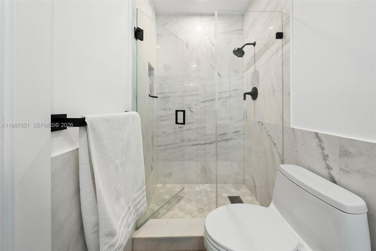 424 Alamanda Dr, Hallandale Beach, FL 33009 Photo