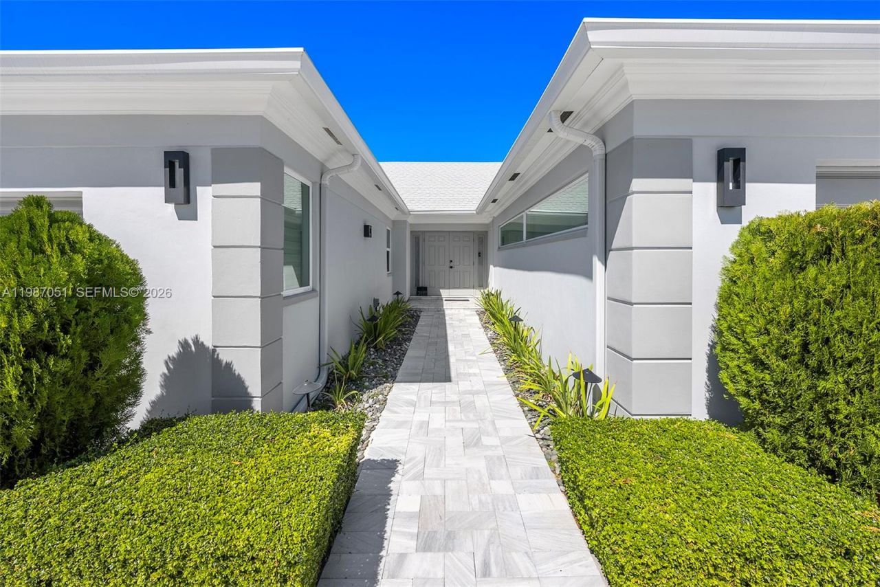 424 Alamanda Dr, Hallandale Beach, FL 33009 Photo