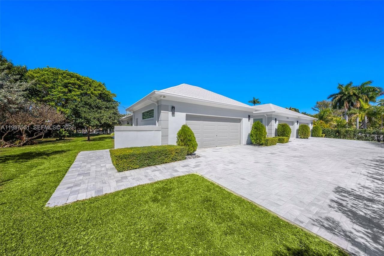 424 Alamanda Dr, Hallandale Beach, FL 33009 Photo