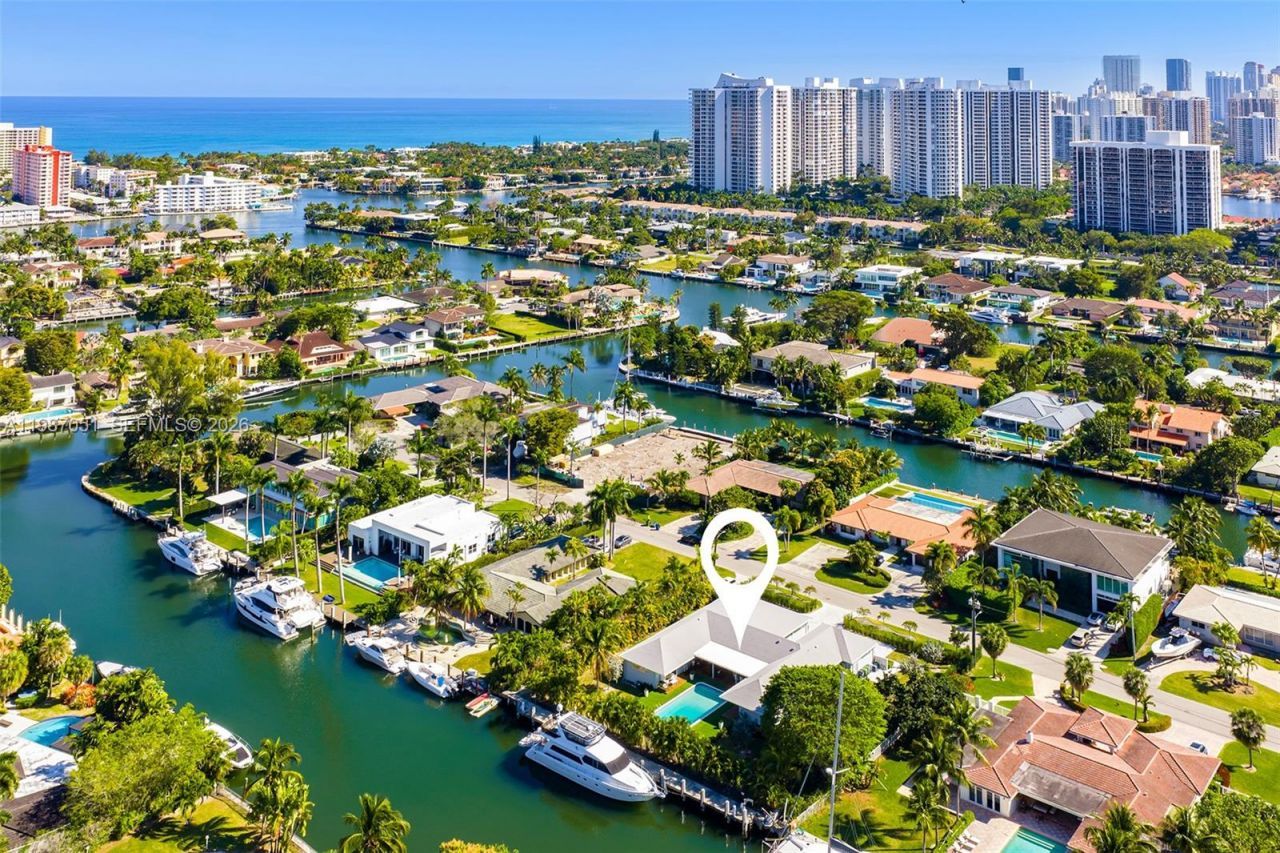 424 Alamanda Dr, Hallandale Beach, FL 33009 Photo