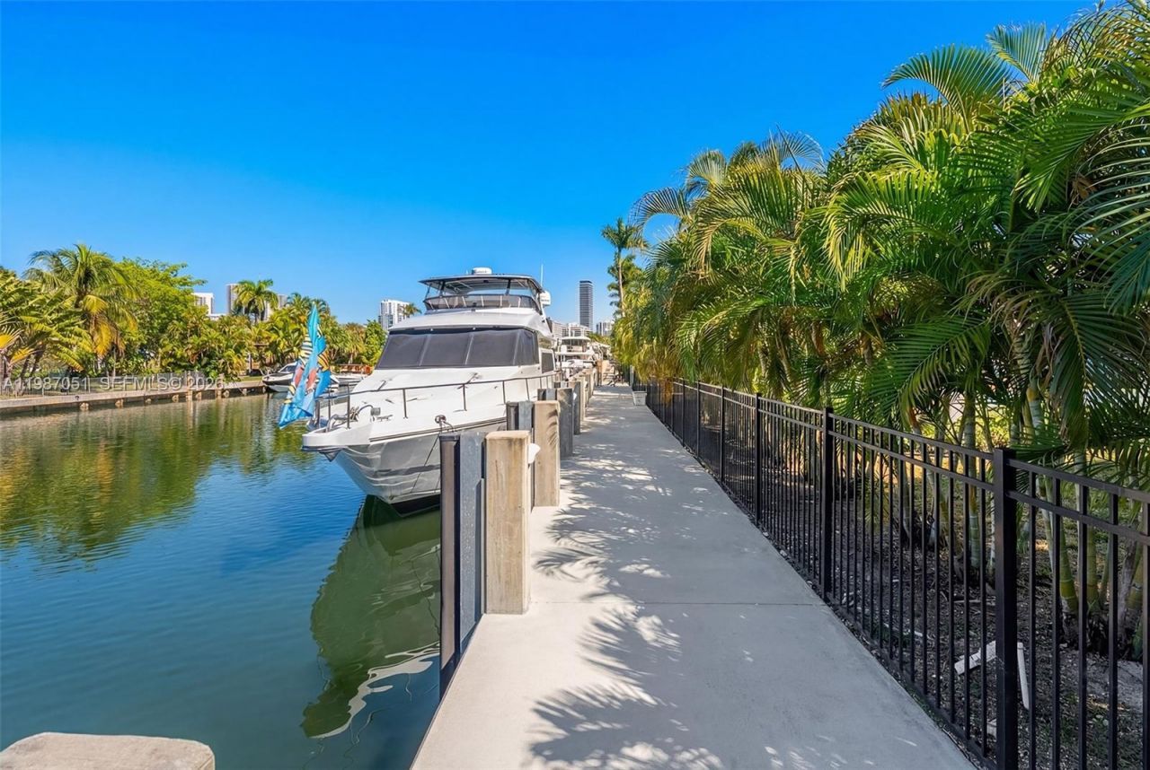 424 Alamanda Dr , Hallandale Beach, FL 33009 Photo