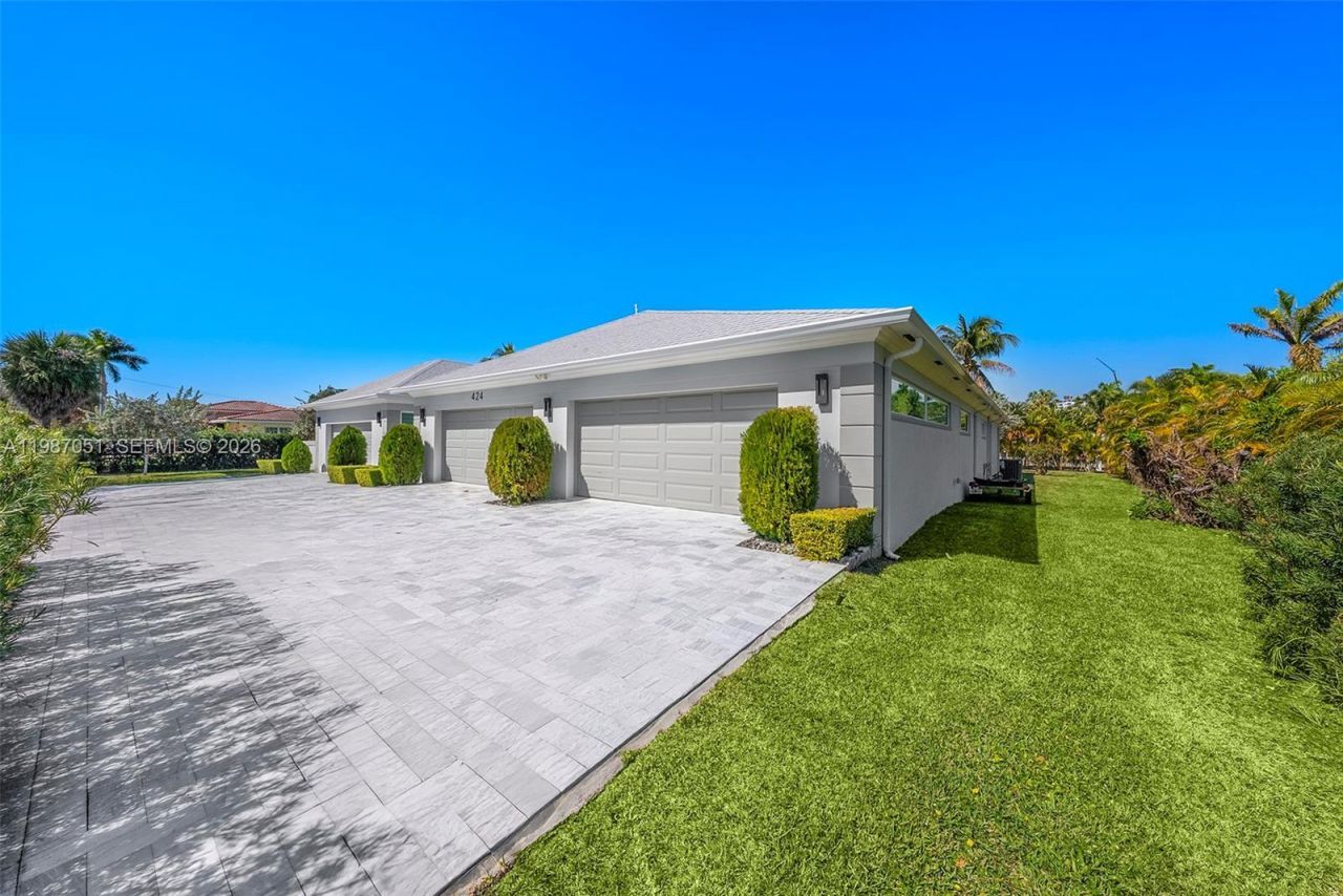 424 Alamanda Dr , Hallandale Beach, FL 33009 Photo