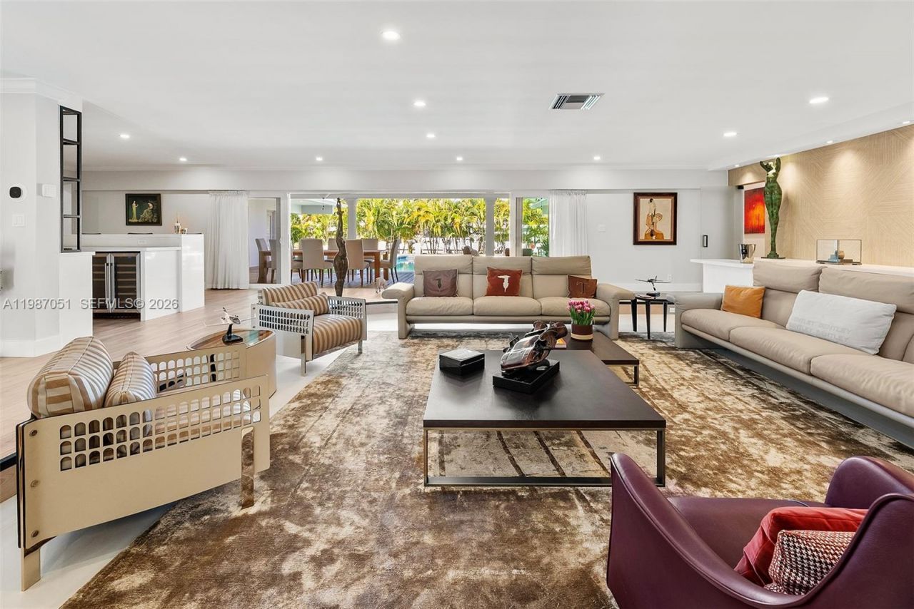 424 Alamanda Dr , Hallandale Beach, FL 33009 Photo