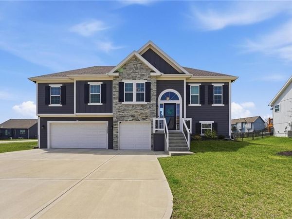 10202 N Quincy Avenue, Kansas City, MO 64156